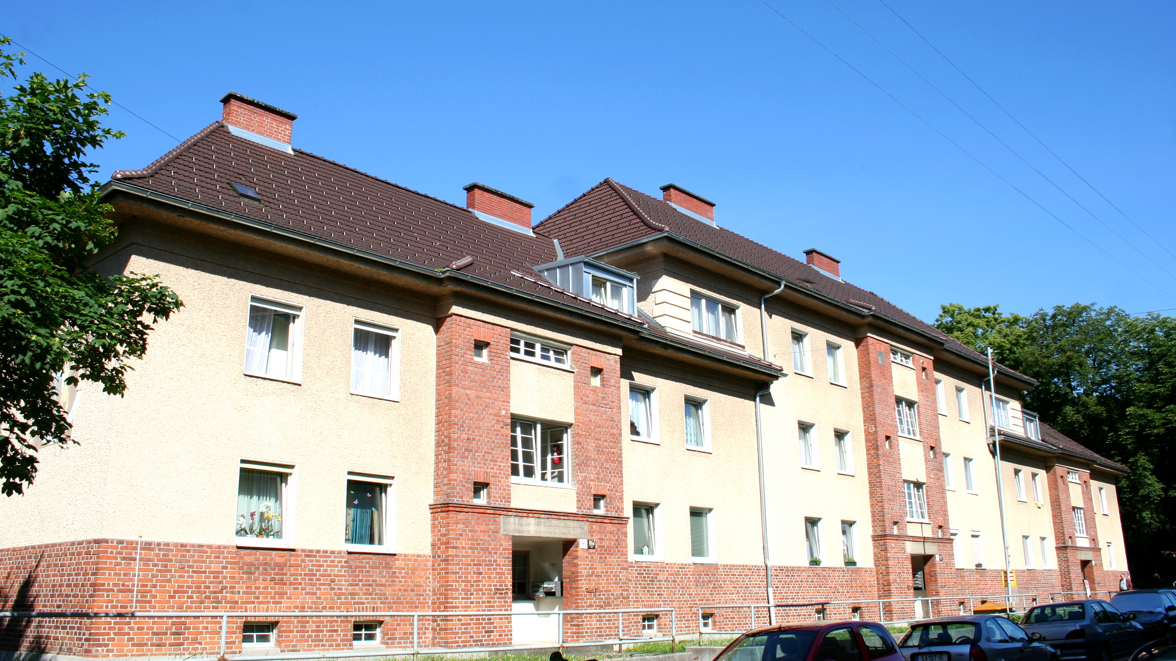 Breite Wohn- und Straßenansicht im Linzer Stadtteil Kleinmünchen
